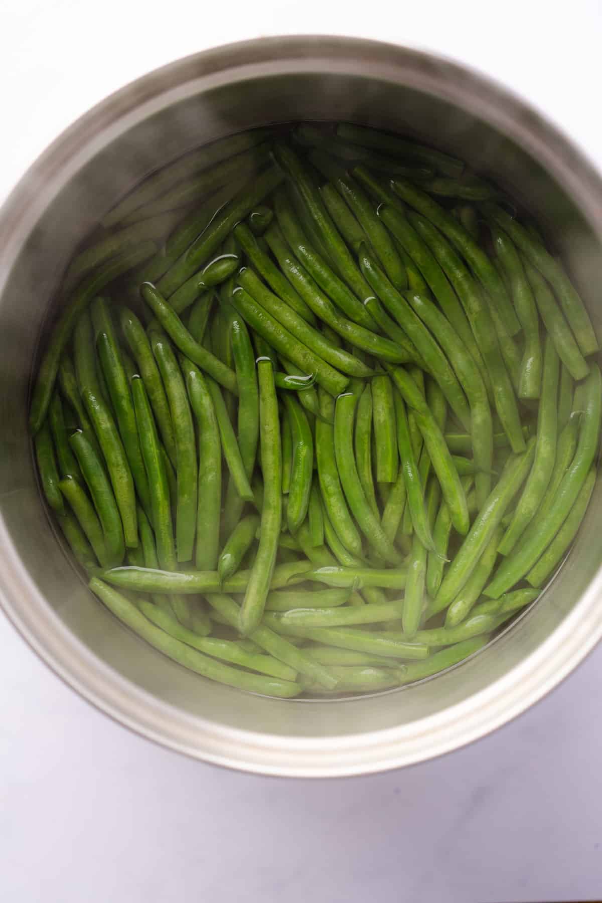 boiling green beans in hot water